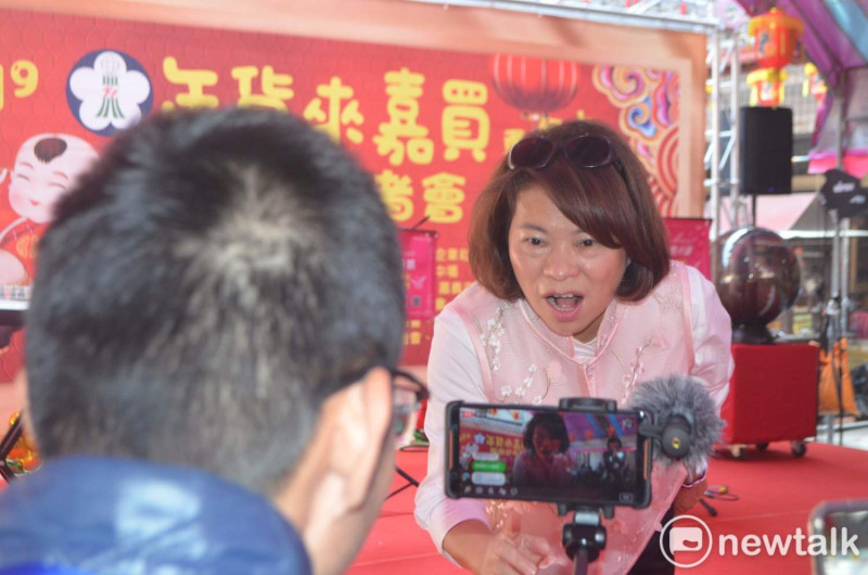 嘉義市長黃敏惠重視直播，選後出席活動，上台致詞時不忘與網友互動。   圖：蔡坤龍/攝