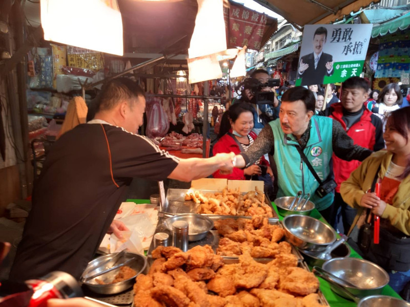 余天一早到三重區大同南路市場掃街拜票，還有熱情民眾高喊「余天加油」。   圖：翻攝余天臉書