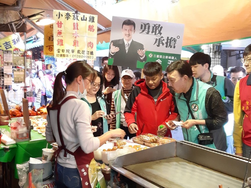 余天一早到三重區大同南路市場掃街拜票，與攤商熱情互動。   圖：翻攝余天臉書