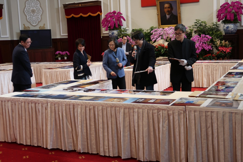 總統蔡英文與評審參觀總統府攝影展。   圖：林朝億/攝