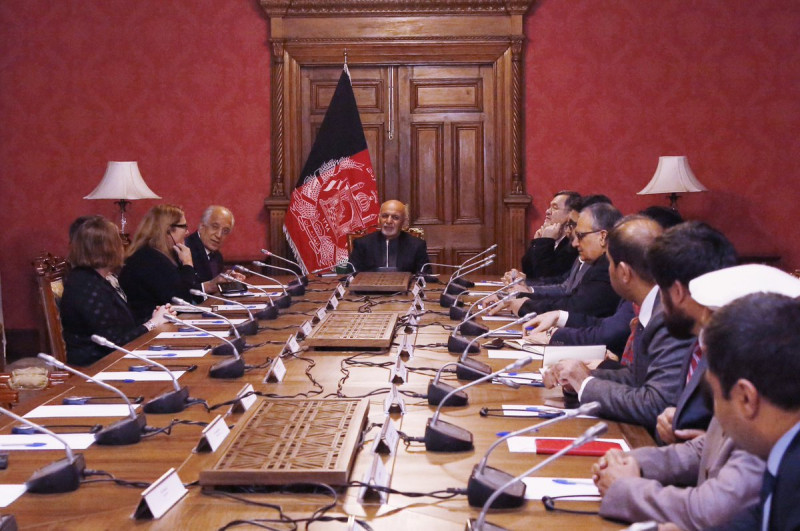 美國特使哈利勒扎德（左三）向阿富汗總統加尼（中）說明美方與塔利班的談判，已取得重大突破。   圖：翻攝哈利勒扎德推特