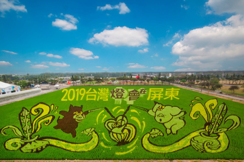今年屏東熱博會彩繪稻田以雙豬搭百步蛇與野百合花。   圖：屏東縣政府提供
