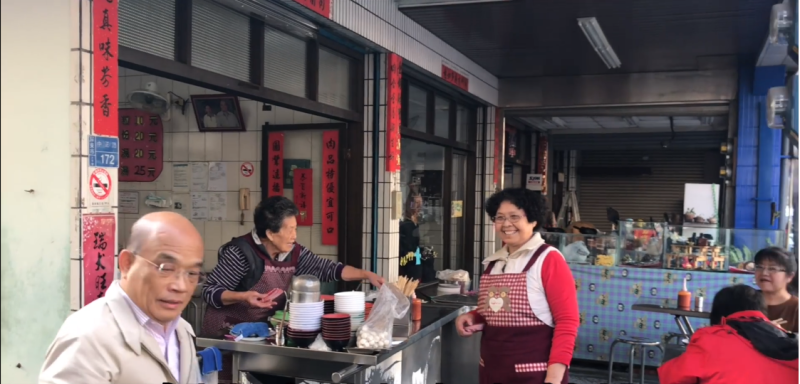 行政院長蘇貞昌今（30）天在自己的臉書po文介紹全台最好吃的肉圓：「我家巷仔口那家」。   圖：截自影片