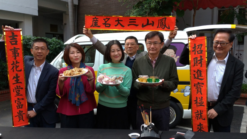 綠委介紹鳳山三大名產。   圖：陳佩君／攝