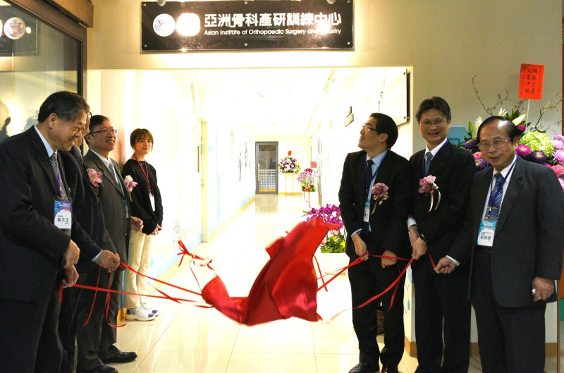 高雄醫學大學「亞洲骨科產研訓練中心」正式揭幕。   圖：高雄醫學大學提供