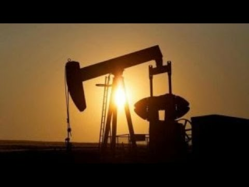 世界油價今天走高，紐約市場原油期貨價格站上每桶54美元，是去年11月以來最高價位，主因美國由沙烏地阿拉伯進口原油數量大減，顯示石油輸出國家組織（OPEC）開始實施減產。   圖：翻攝自Youtube