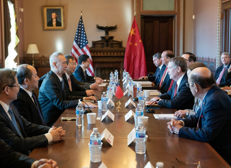 美中30日展開高層貿易談判，中國國務院副總理劉鶴（左三）與美貿易代表萊特海澤（右三）先禮後兵。   