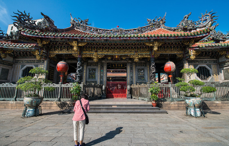 台北「萬華龍山寺」是當地居民信仰、活動、集會和指揮的中心。   圖：截自交通部觀光局網站