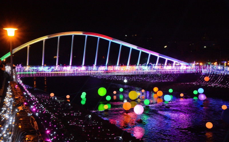 青溪橋水面下還有超過50個大小不同的星球、多組運動燈組及玫瑰燈飾，充滿浪漫氣氛。   圖：桃園市政府/提供