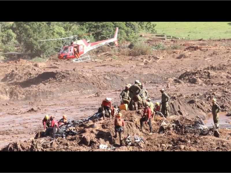 巴西搜救人員夜以繼日，試圖在潰壩瀉出的大片泥石中搜尋受困者。泥石蔓延12公里，部分區域堆積高度達15米，搜救人員經常需要徒手挖掘，進展緩慢。找到的遇難者遺體裝進運屍袋，由直升機運走。從26日開始，搜救人員只找到遇難者遺體，沒有發現更多倖存者。   圖：翻攝自Youtube