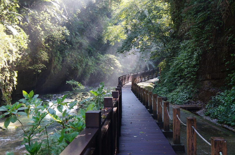 新竹「水濂橋步道」有著特別的壺穴、洞穴地形。   圖：取自參山國家風景區管理處網站