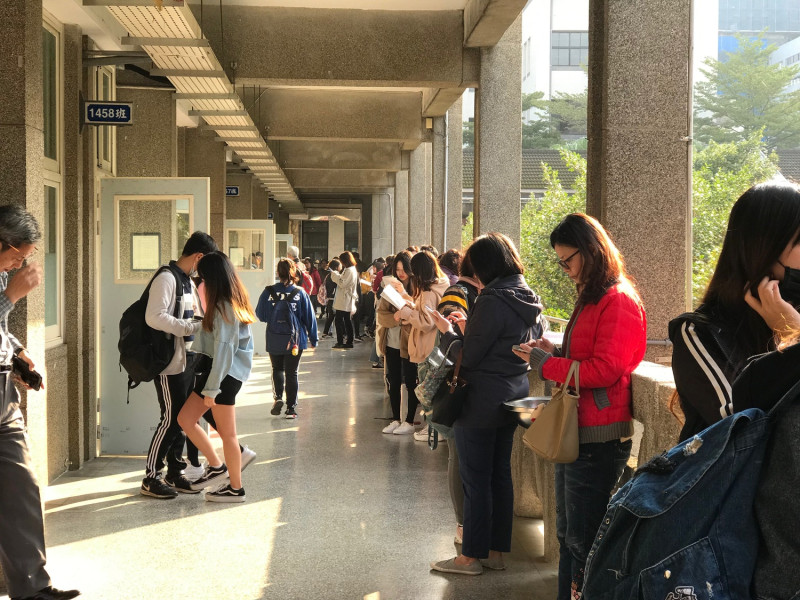 大陸教育部表示，自2019年起，台灣高中生參加當年學測，國英數科目中任何一科成績達到均標以上，可以直接申請大陸高校就讀。   圖／記者許維寧攝