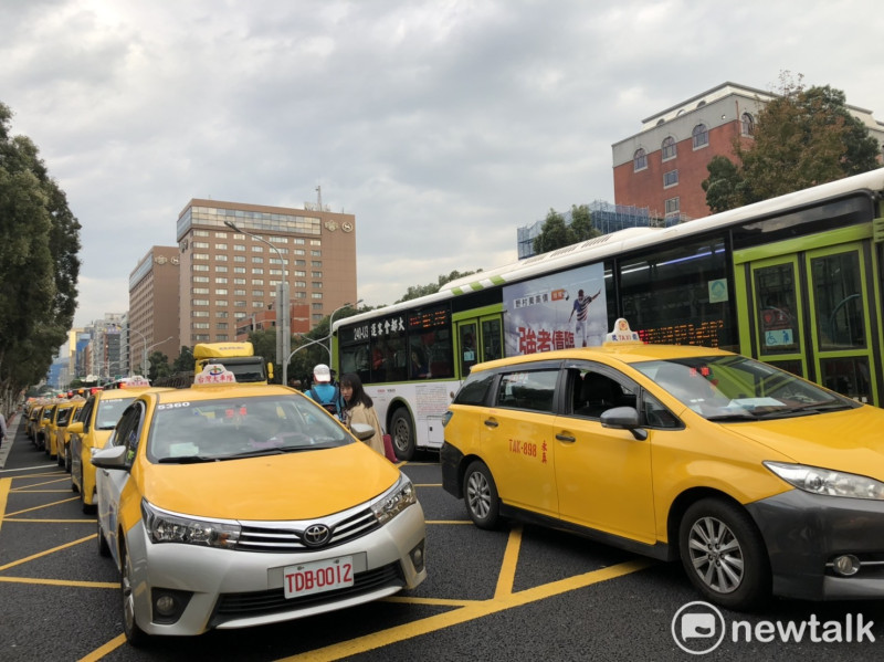 中華民國汽車運輸業駕駛員全國總工會和中華民國計程車派遣產業發展協會今（31）天下午3點號召3000輛計程車慢速「路過」行政院周邊抗議。   圖：謝莉慧/攝