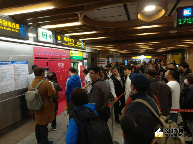 台北捷運今年首度與龍山寺合作，推出樂吉籤（ Lucky Trip ）祈福票卡，一開賣立刻吸引民眾排隊搶購。   圖／記者陳致宇攝, 2019.01.31