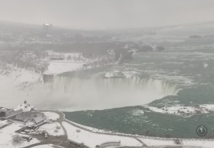 這波壟罩美國中西部逾10州威力最強的寒流逐漸東移，尼加拉瀑布出現結冰。   圖：翻攝Niagara Falls臉書