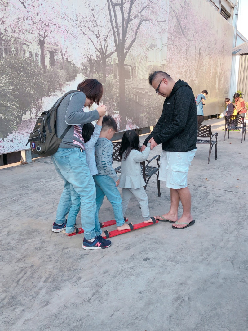 FLOMO富樂夢觀光工廠在今年春節年假更多了「國際童玩月」主題活動，第一波規劃「印尼童玩」如寶石棋、木底鞋等。   圖 : 黃博郎/攝