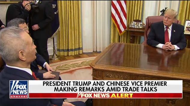 美國總統川普（右）1月31日與中國貿易談判代表、國務院副總理劉鶴（左）會面，接受建議將再舉行川習會。   圖：翻攝YouTube/FoxNews