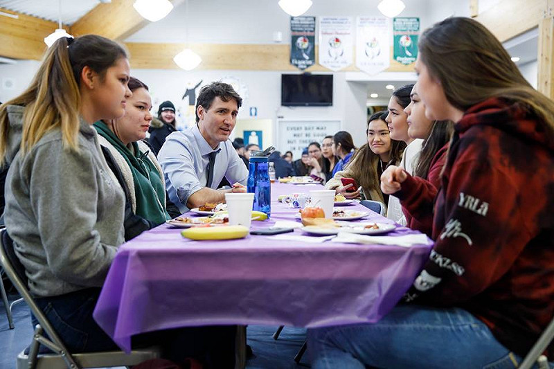 加拿大總理杜魯道（左三）近來頻頻與選民面對面，希望收攏人心，為國會改選鋪路。&nbsp;&nbsp;&nbsp;圖：翻攝杜魯道臉書