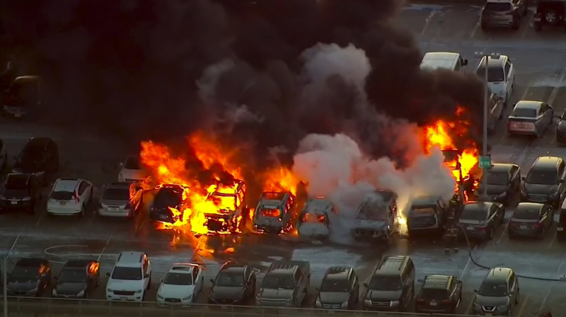 紐約新澤西州的紐華克機場停車場於美東時間31日上午7點發生火警，現場17部車輛遭吞噬，所幸無人傷亡。   圖 : 達志影像 / 美聯社。