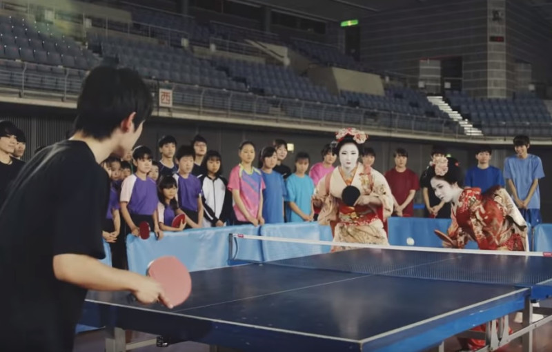 為行銷東京奧運，日本生命邀請到旗下兩名年輕桌球女選手穿上藝妓服裝代言。   翻攝自日本生命Youtube頻道