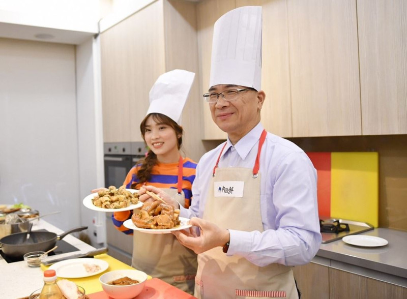 內政部長徐國勇和「越南周子瑜」阮秋姮為大家示範越南炸春捲和台味滷豬腳的作法，應景做家常年菜。   圖：內政部/提供