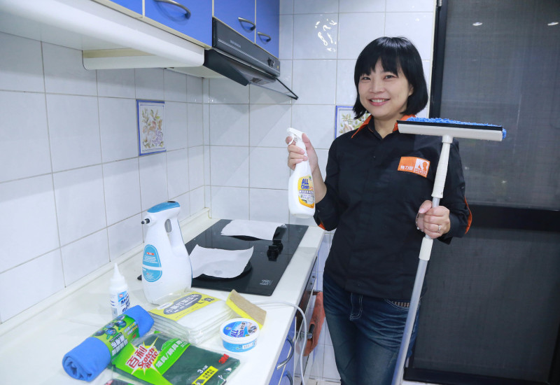 年前大掃除，廚房、浴室是很多家庭的一級戰區，家事達人黃瓊儀建議，要善用各種打掃工具與清潔劑。   圖／記者葉政勳攝影