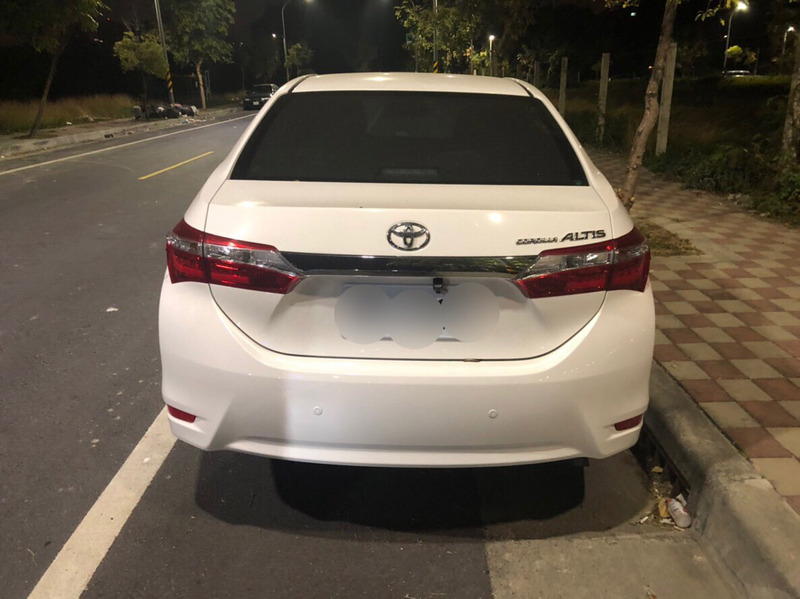 警方昨天在台南市東區找到張女駕駛的白色汽車，汽車已被清洗乾淨，警方認定張女可能遇害，鎖定張女的吳姓同居男友涉有重嫌，將他拘提到案。   圖：翻攝自台南市警局第一分局
