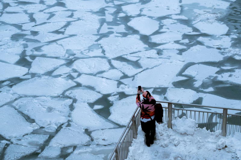 美國中西部受寒流侵襲，大塊浮冰沿著河流穿過芝加哥市中心。   圖：達志影像/ 路透社