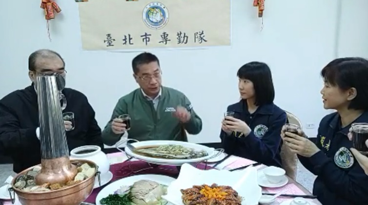 內政部長徐國勇今天抵移民署台北市專勤隊，圍爐慰勞專勤隊員共享午餐，並在內政部臉書進行直播。   圖：翻攝自內政部臉書