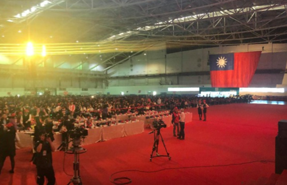 鴻海尾牙會場兩旁以大大的國旗裝飾。   圖：翻攝自郭台銘臉書