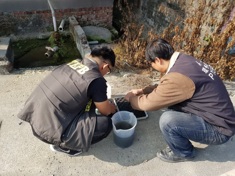 稽查員採樣排放水，送驗後如未符標準最高可處60萬元罰鍰。   圖：屏東縣政府提供