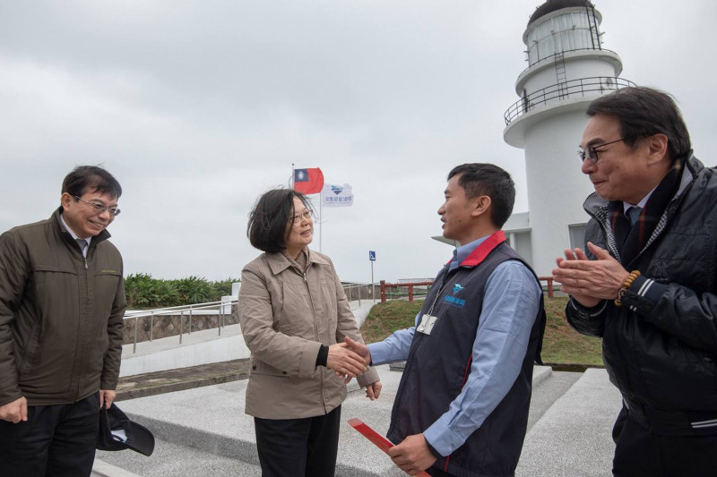 總統蔡英文今（3）日赴三貂角燈塔視察。   圖：翻攝自蔡英文臉書