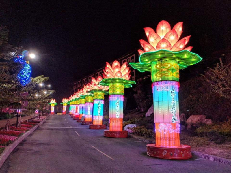 2019年高雄燈會部份路段（夜景）。   圖：擷自〈只是堵藍〉臉書專頁