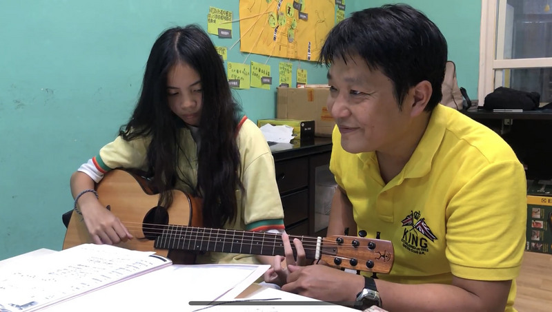 陳建宏（右）棄工程界高薪，背著一把吉他走入社福界，用音樂陪伴孩子。   圖：至善基金會提供