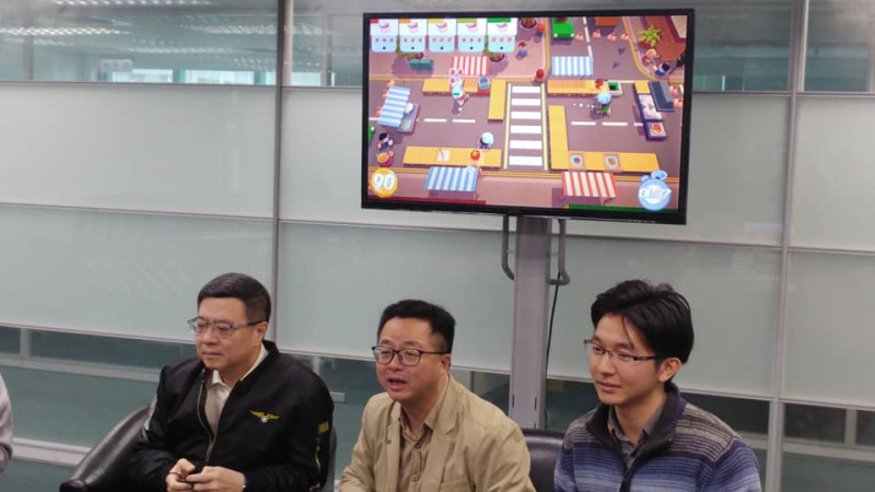 民進黨黨主席卓榮泰、秘書長羅文嘉與年輕黨工正在挑戰當紅電玩「overcooked」(煮過頭)。   圖 : 央廣