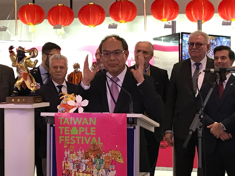 台灣「廟會民俗文化展」2月5日在歐洲議會登場，駐歐盟代表曾厚仁（前立者）鼓勵大家前往台灣旅遊。   圖：中央社