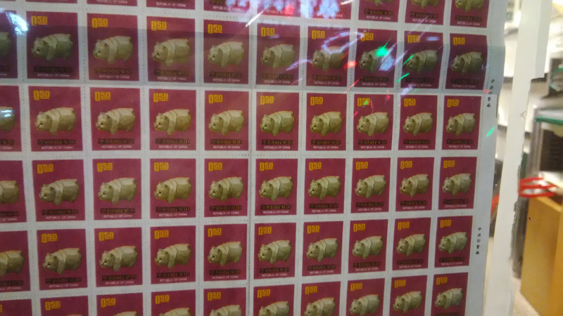 民國59年首次發行的豬年郵票，式樣相對近年發行的生肖郵票簡單許多。   圖：中央社