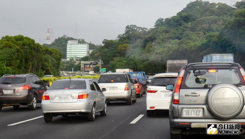 今（ 6 ）日上午國道車流湧現，像是國 1 、國 3 及國 5 南下部分路段會較為壅塞。
   圖／NOWnews 資料圖片