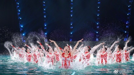 林志玲日前受邀在央視《春晚》表演水上芭蕾節目《綻放》獲得好評，卻惹「林志玲春晚下水替身」爭議。   圖：翻攝自林志玲微博