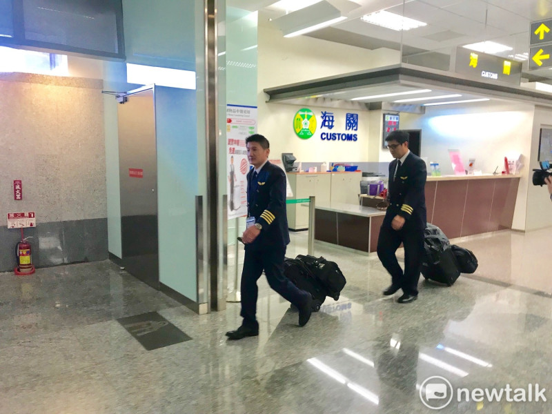 松山機場內，機師正準備前往桃園機場。   圖 : 周煊惠 / 攝