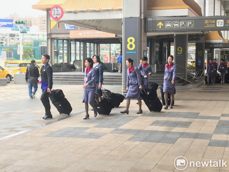 松山機場外，華航空服員正準備前往桃園機場。   圖 : 周煊惠 / 攝