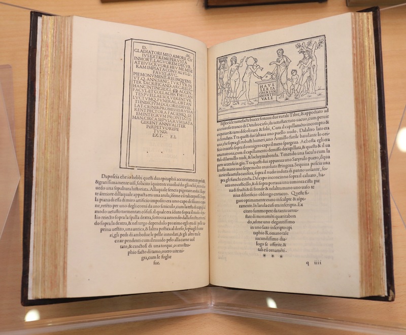 西元1499年義大利出版搖籃本「尋愛綺夢」，內頁有不少是以古代高腳杯形制或倒三角編排文字，還有跨頁插圖表現等，皆是搖籃本罕見的編排。   圖：中央社