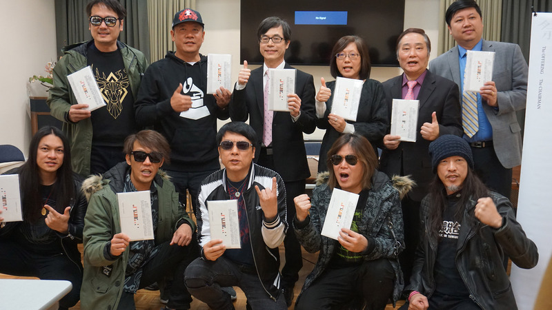 台灣藝術家蕭青陽（後排左2）以董事長樂團的唱片入圍葛萊美獎專輯包裝設計獎，9日將在洛杉磯舉辦小型演唱會造福僑胞。   圖：中央社
