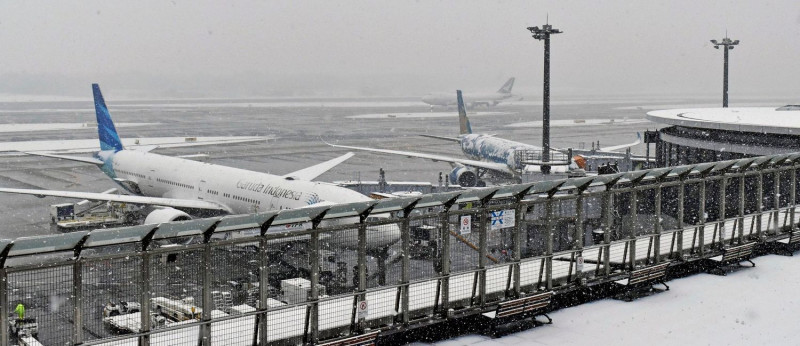 日本部分航空公司預料晚間氣候會更惡劣，宣布航班停飛，受影響的航班總計有141航班。   圖：美聯社/達志影像