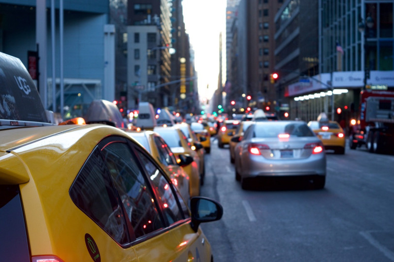 交通部公路總局預估連假最後一天的車潮，仍以返回工作地之中長程旅次為主，提醒民眾可以多利用替代道路外，也可以多使用「幸福公路App」查詢即時路況。圖為塞車示意照。   圖：翻攝自Pixabay