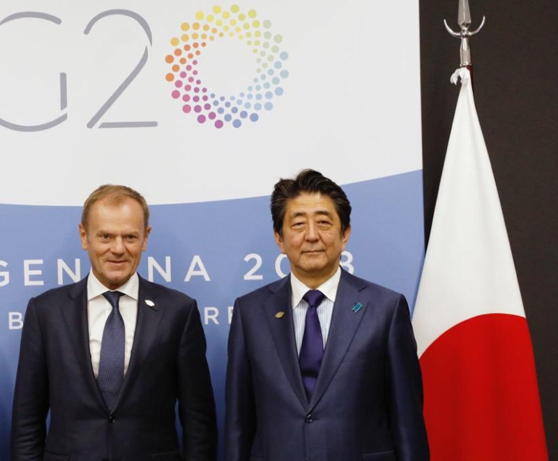 日本首相安倍晉三(右)、歐洲理事會主席唐納·圖斯克(左)於1日在阿根廷舉辦的G20峰會會面。   圖：翻攝自 Twitter