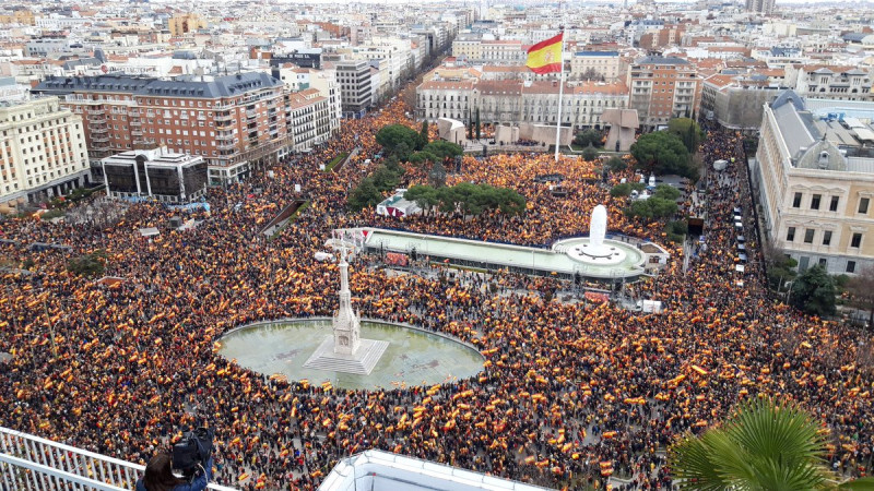 西班牙馬德里10日湧進數以萬計民眾，抗議政府打算與加泰隆尼亞獨派對話。   圖：翻攝VOX Jóvenes 推特
