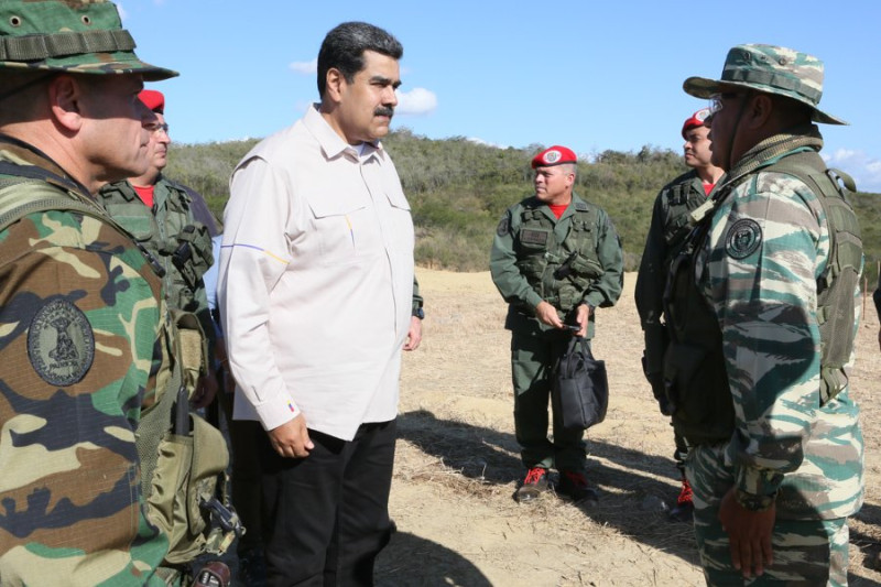 委內瑞拉現任領導人馬杜洛（中）宣布啟動「2019安哥斯圖娜」軍事演習，他親自到場為官兵打氣。   圖：翻攝委內瑞拉總統府推特