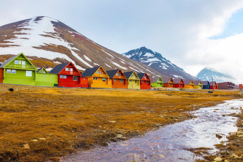 位於挪威的全球最北小鎮隆雅市（Longyearbyen）全年冰寒，法律禁止將人葬在小鎮。   圖 / 翻攝自NewYorkPost