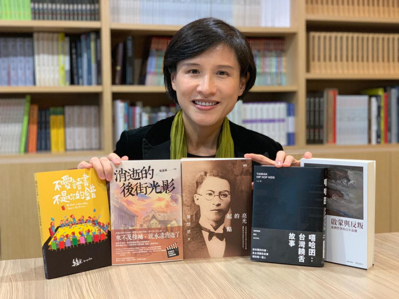 第27屆台北國際書展明（12）日就要開幕了，文化部長鄭麗君昨天深夜特別推薦5本最近發現的臺灣好書。   圖；擷自鄭麗君臉書